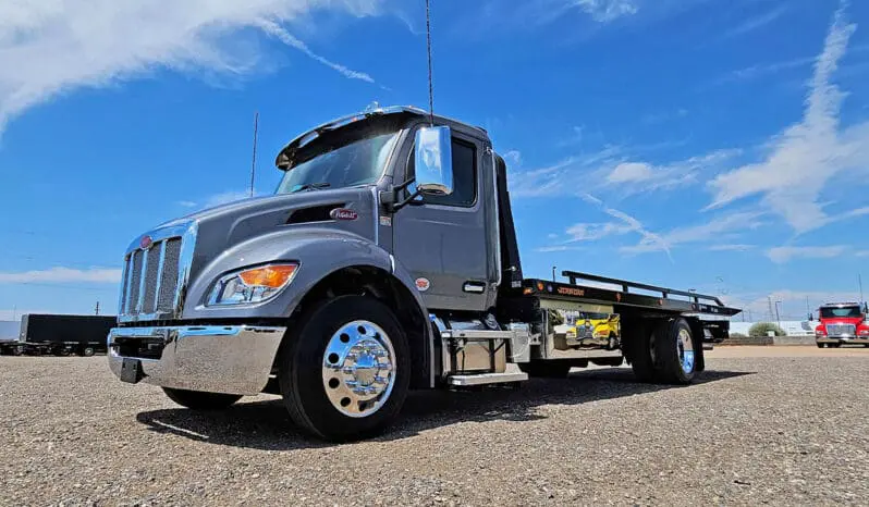 Peterbilt JerrDan rollback tow truck