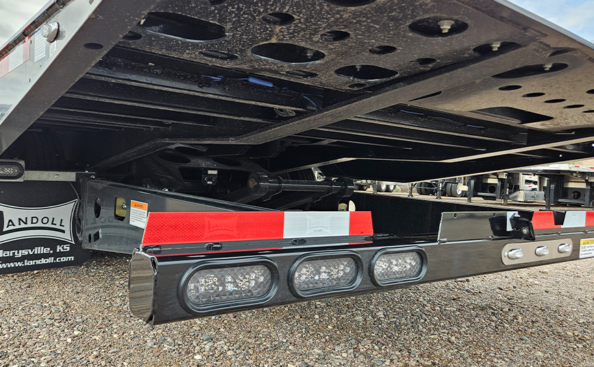 Landoll-930E-51-15-hydraulic-traveling-tail-trailer-for-sale-10-bottom-side-traveling-tail