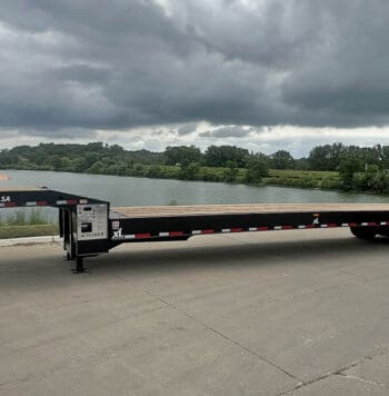 Black XL 80 SA trailer parked on asphalt.