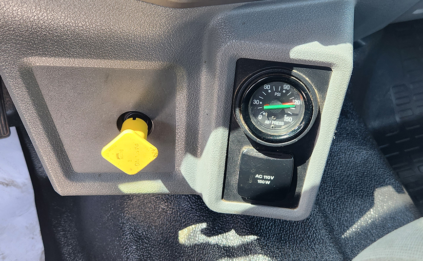 2023 Ford F650 used Jerrdan rollback tow truck - 25 - air pressure gauge