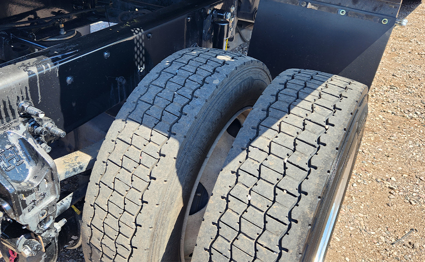 Ford F560 rollback tow truck for sale - Jerr-Dan - 13 - tires