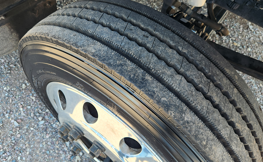 Ford F560 rollback tow truck for sale - Jerr-Dan - 14 - front tire