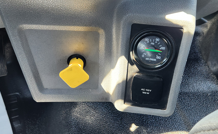 Ford F560 rollback tow truck for sale - Jerr-Dan - 24 - air pressure gauge