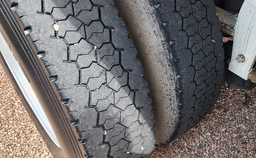 2003 peterbilt 378 transfer truck & trailer - 17 - tire tread truck tires