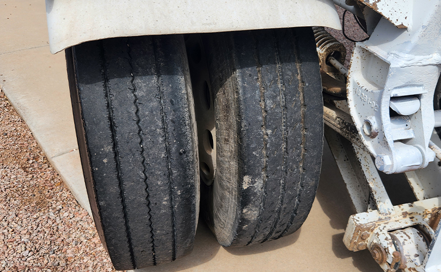 2003 peterbilt 378 transfer truck & trailer - 19-1 - pup trailer tire tread