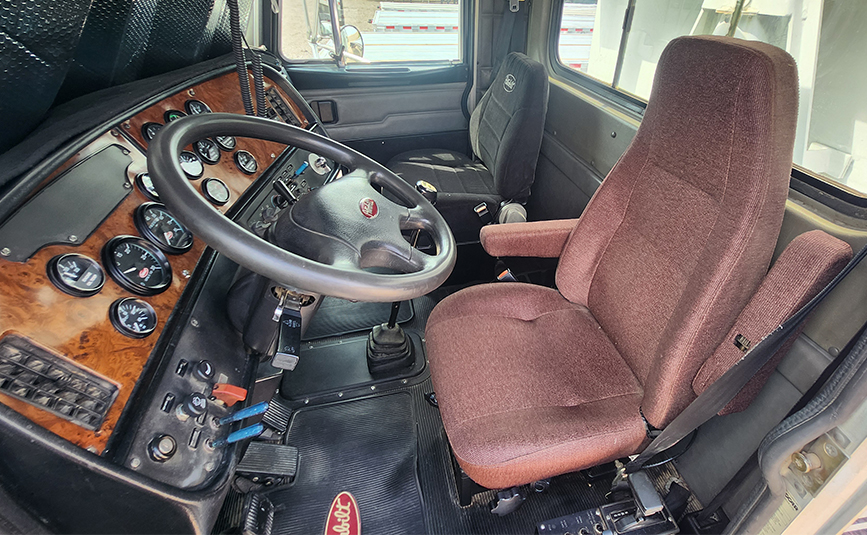 2003 peterbilt 378 transfer truck & trailer - 25- peterbilt 378 cab interior