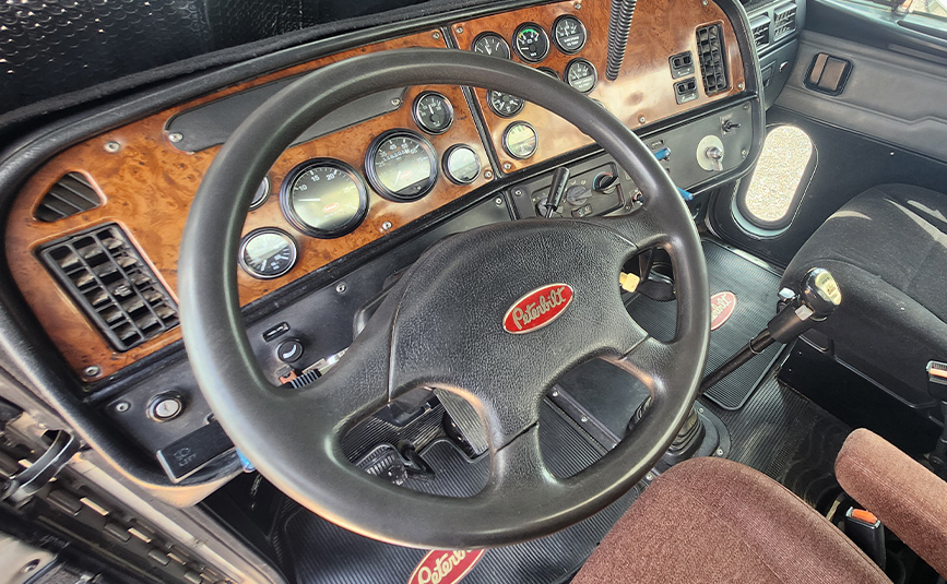 2003 peterbilt 378 transfer truck & trailer - 26 - peterbilt 378 steering wheel, dash board