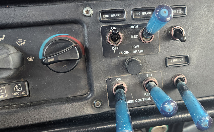 2003 peterbilt 378 transfer truck & trailer - 31 - engine brake, cruise control switches