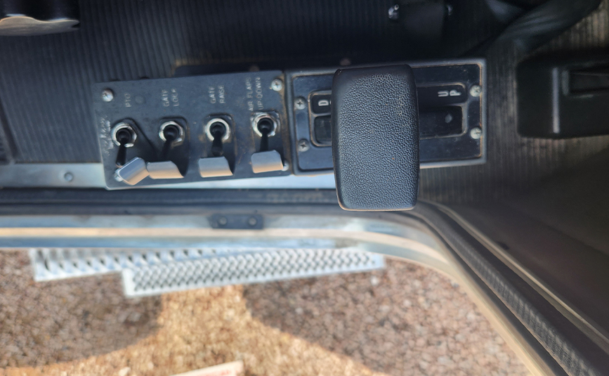2003 peterbilt 378 transfer truck & trailer - 32 - dump gate control lever
