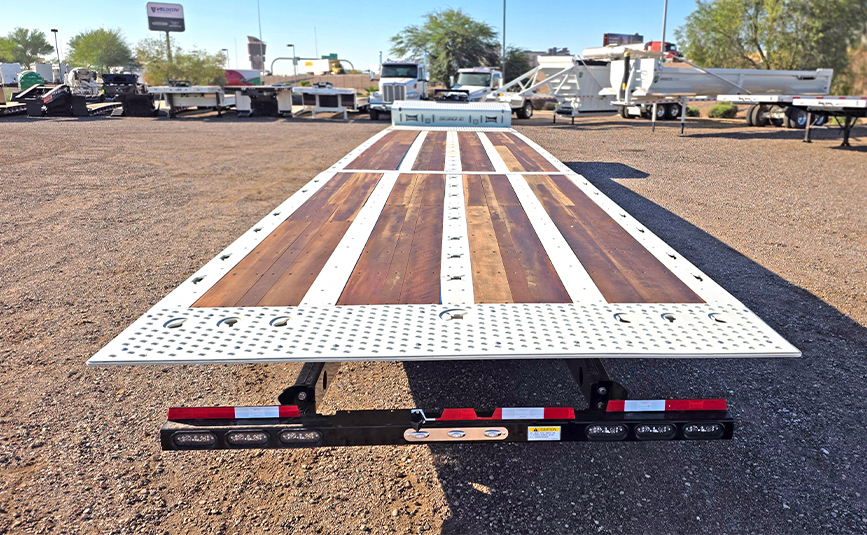 2026 landoll 930 traveling tail trailer - 09 - rear deck, hydraulic tail