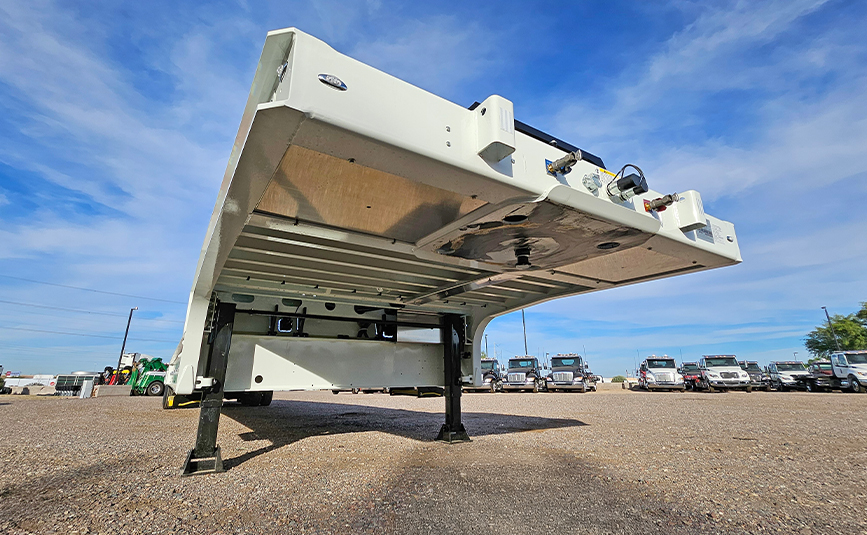 2026 landoll 930 traveling tail trailer - 17 - bottom view, king pin, landing legs