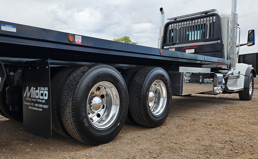 2027 peterbilt 567 jerr-dan industrial carrier transporter tow truck - 24 - wheels, tires