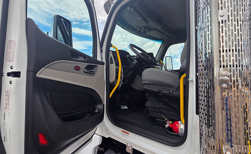 2027 peterbilt 567 jerr-dan industrial carrier transporter tow truck - 31 - cab interior, driver seat