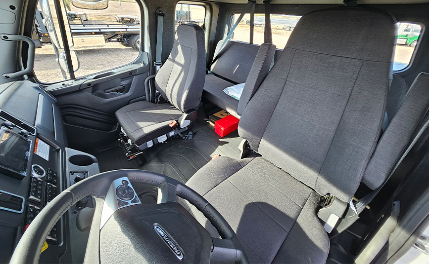 2025 freightliner m2 - jerr-dan rollback tow truck - 19 - cab interior