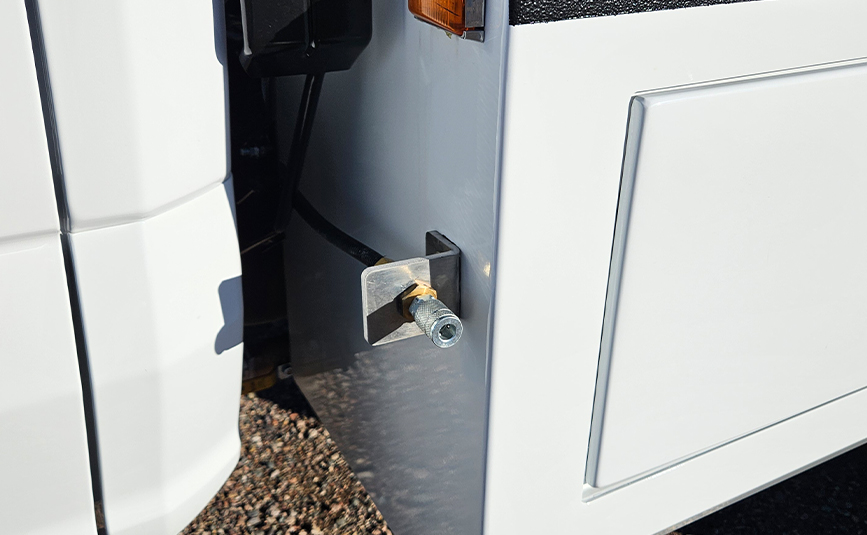 2026 ford F450 Jerr-Dan repo tow truck - 18 - air coupler