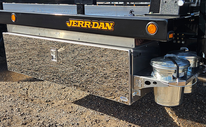 22026 freightliner m2 106 plus jerr-dan rollback tow truck - 14 - toolbox, trash cans