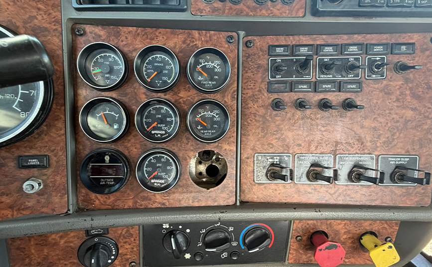 2003 kenworth t800 used truck for sale - 17 - dashboard