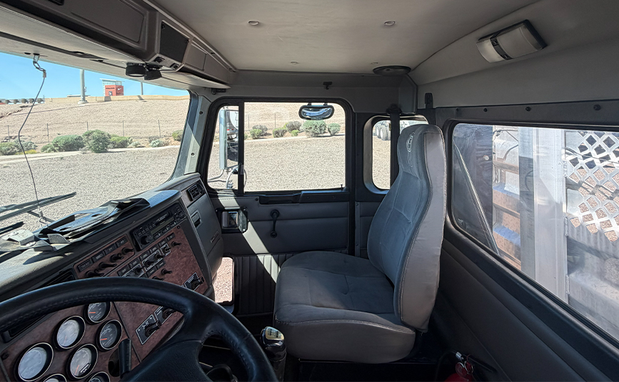2003 kenworth t800 used truck for sale - 18 - cab interior, passenger seat