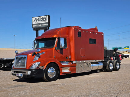 2015 used volvo vnl sleeper cab truck - 01 - for sale at Midco Sales