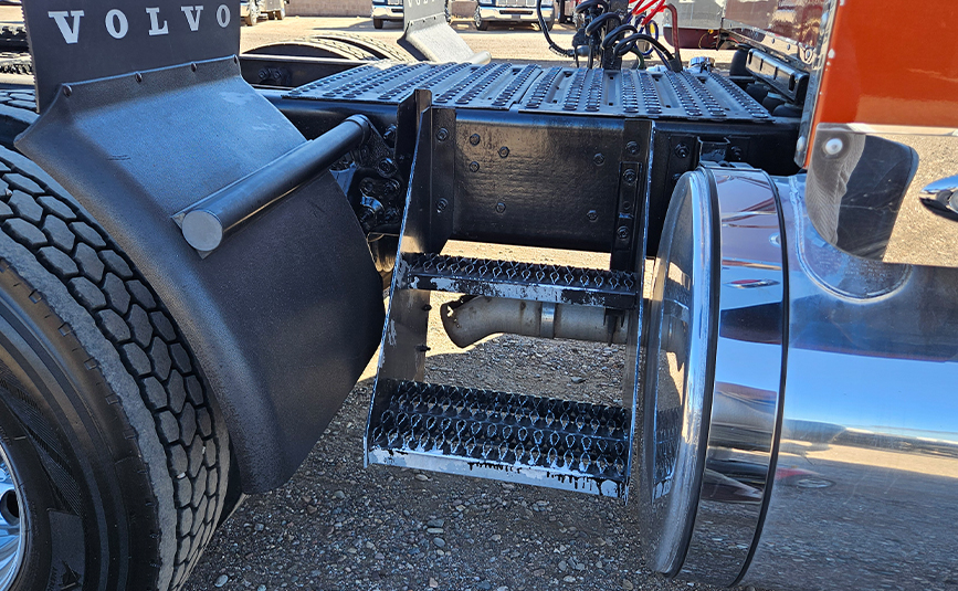 2015 used volvo vnl sleeper cab truck - 14 - rear frame step ladder