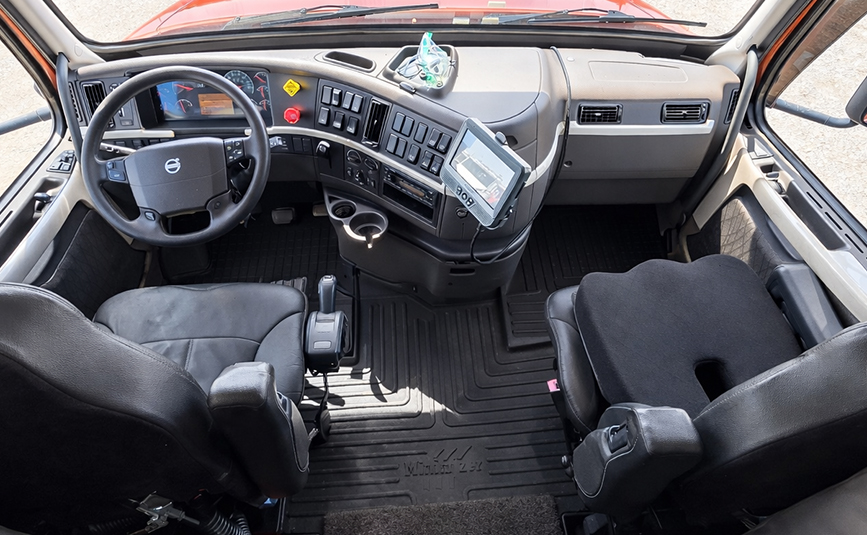 2015 used volvo vnl sleeper cab truck - 21-1 - cab interior driver passenger seats