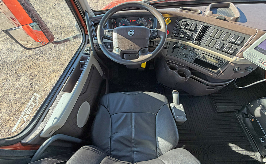 2015 used volvo vnl sleeper cab truck - 22 - cab interior drive seat dashboard