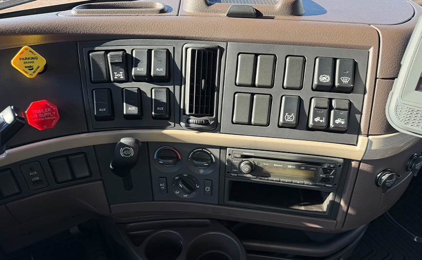 2015 used volvo vnl sleeper cab truck - 23 - dashboard