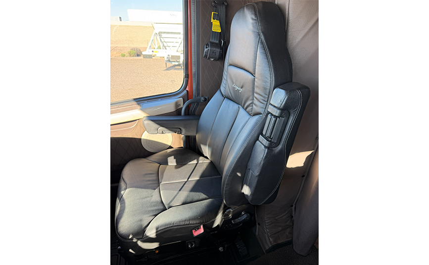 2015 used volvo vnl sleeper cab truck - 25 - cab interior passenger seat