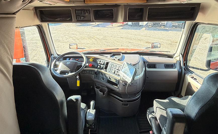 2015 used volvo vnl sleeper cab truck - 26 - cab interior