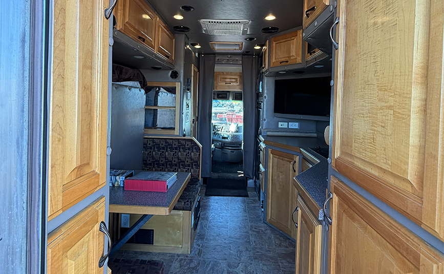 2015 used volvo vnl sleeper cab truck - 28 - interior, kitchen, dining