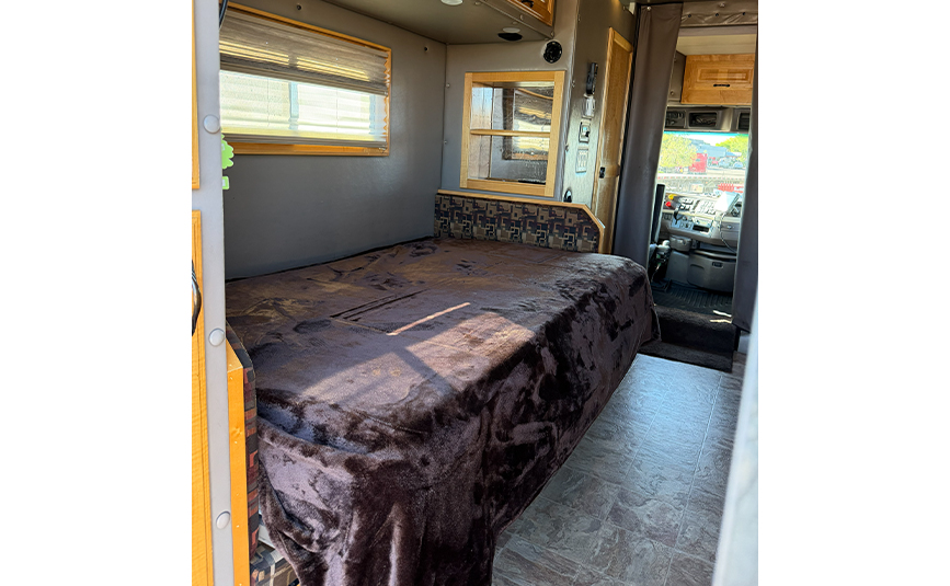 2015 used volvo vnl sleeper cab truck - 29-1 - dining table, bed