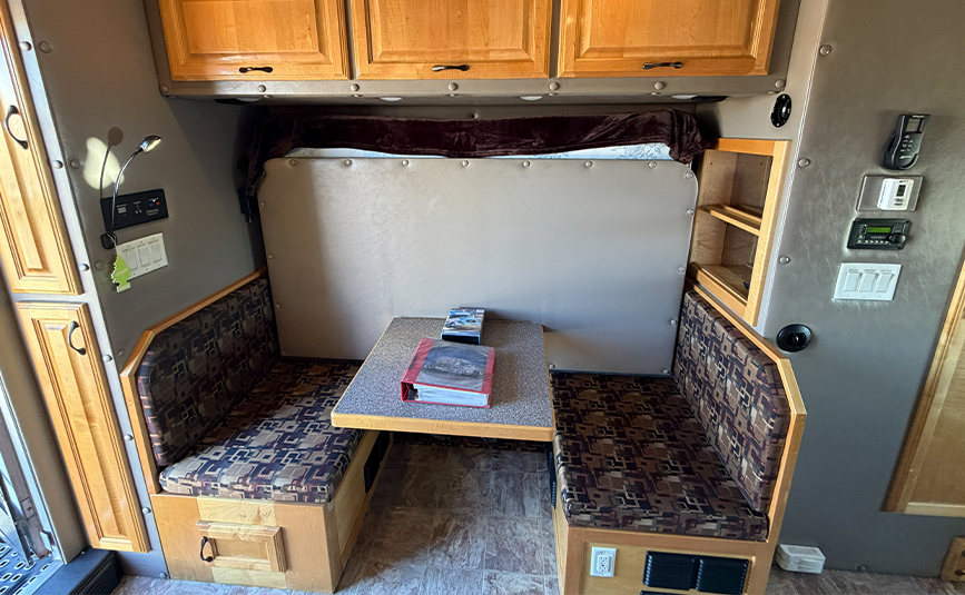 2015 used volvo vnl sleeper cab truck - 29 - dining table, bed