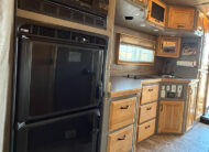 2015 used volvo vnl sleeper cab truck - 30 - kitchen, oven, sink