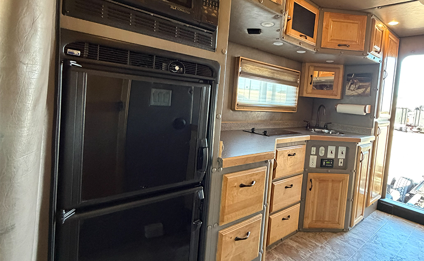 2015 used volvo vnl sleeper cab truck - 30 - kitchen, oven, sink