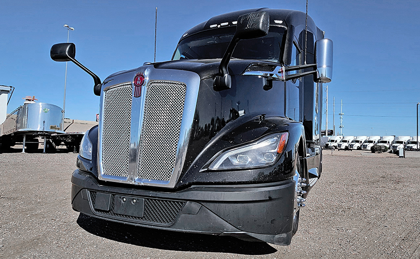 2022 kenworth T680 black sleeper cab truck - 06 - front grill