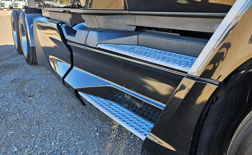 2022 kenworth T680 black sleeper cab truck - 08 - passenger side steps