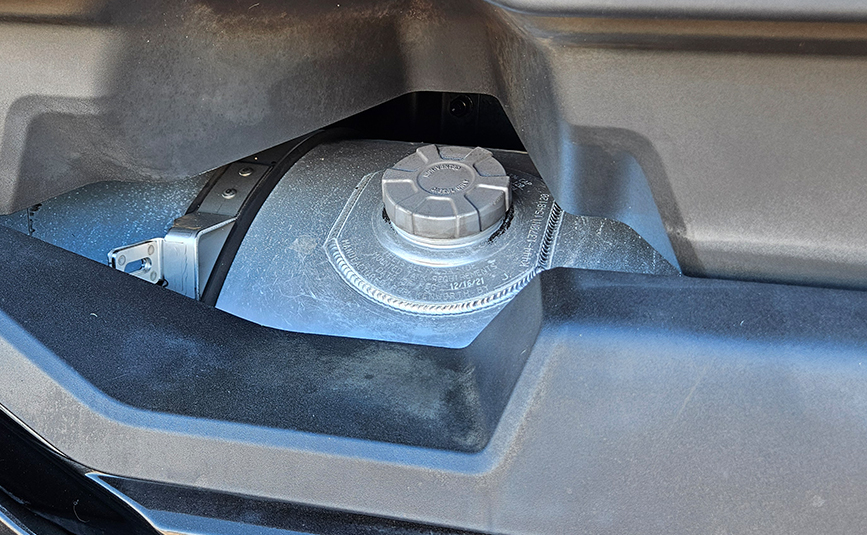 2022 kenworth T680 black sleeper cab truck - 09 - passenger side fuel tank