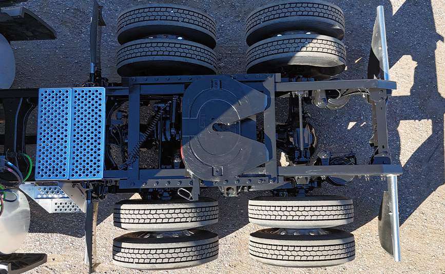 2022 kenworth T680 black sleeper cab truck - 15 - rear frame, fifth wheel plate