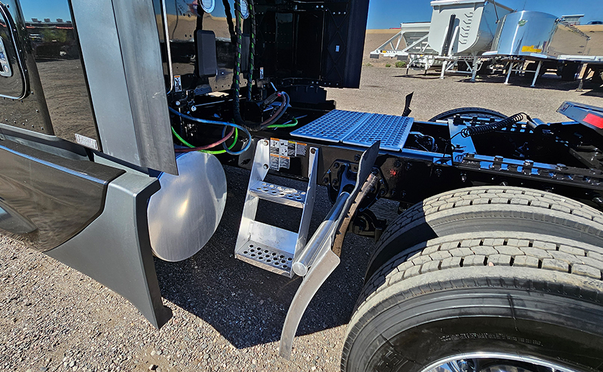 2022 kenworth T680 black sleeper cab truck - 19 - rear frame catwalk ladder