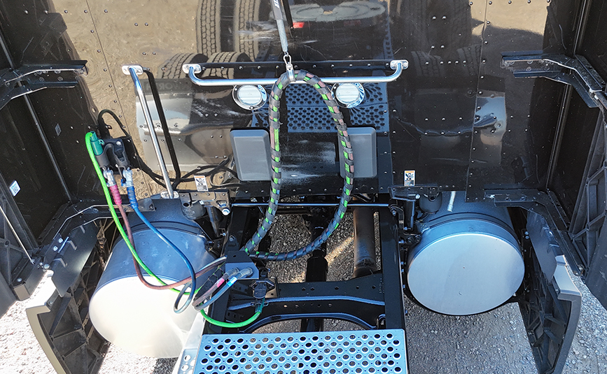 2022 kenworth T680 black sleeper cab truck - 20 - back of cab hoses