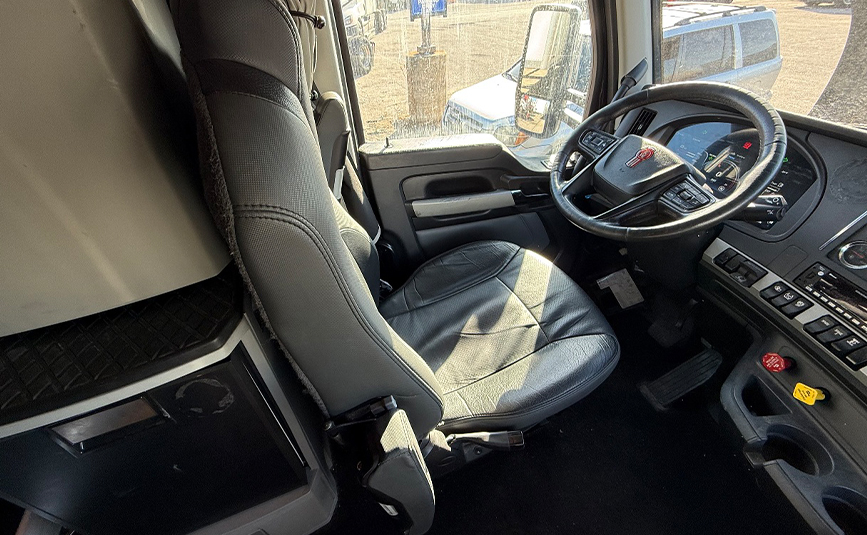 2022 kenworth T680 black sleeper cab truck - 24-1 - driver seat