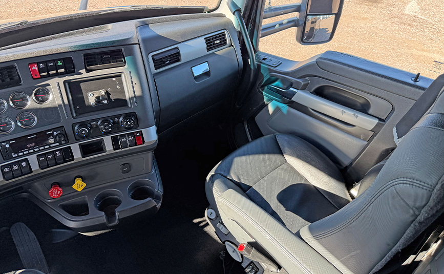 2022 kenworth T680 black sleeper cab truck - 25 - passenger seat