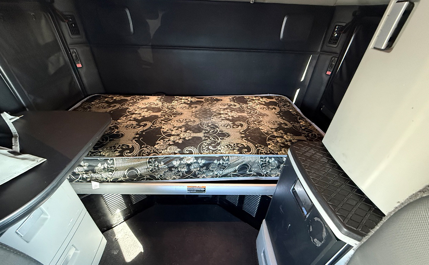 2022 kenworth T680 black sleeper cab truck - 26 - sleeper cab rear matress bunk