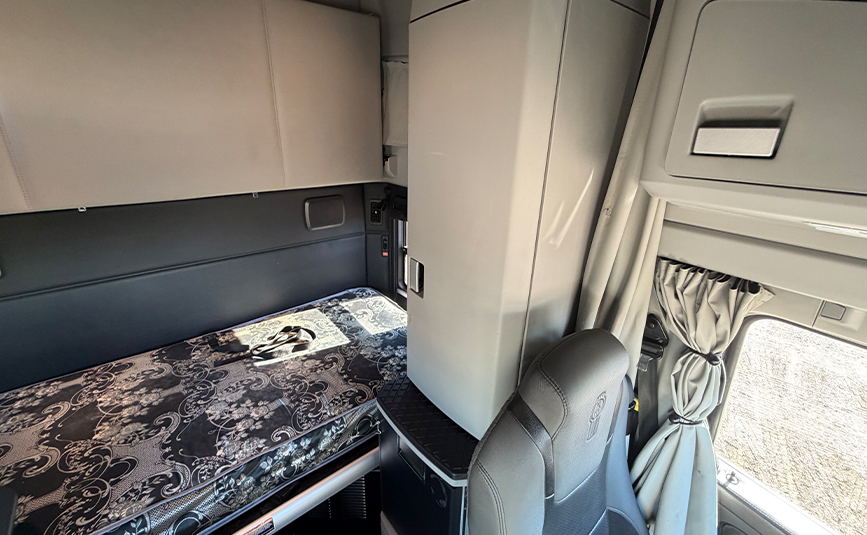 2022 kenworth T680 black sleeper cab truck - 27 - sleeper cab