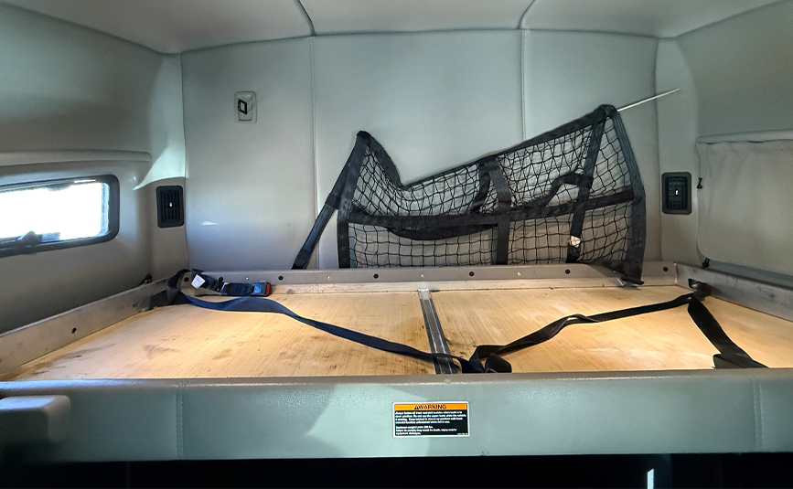 2022 kenworth T680 black sleeper cab truck - 27 - top bunk