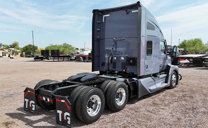 2023 kenworth T680 sleeper cab used truck - 04 - rear cab, tires, wheels