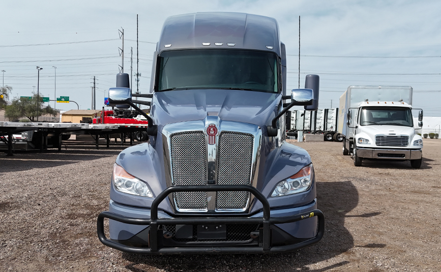 2023 kenworth T680 sleeper cab used truck - 06 - front grill, bumper