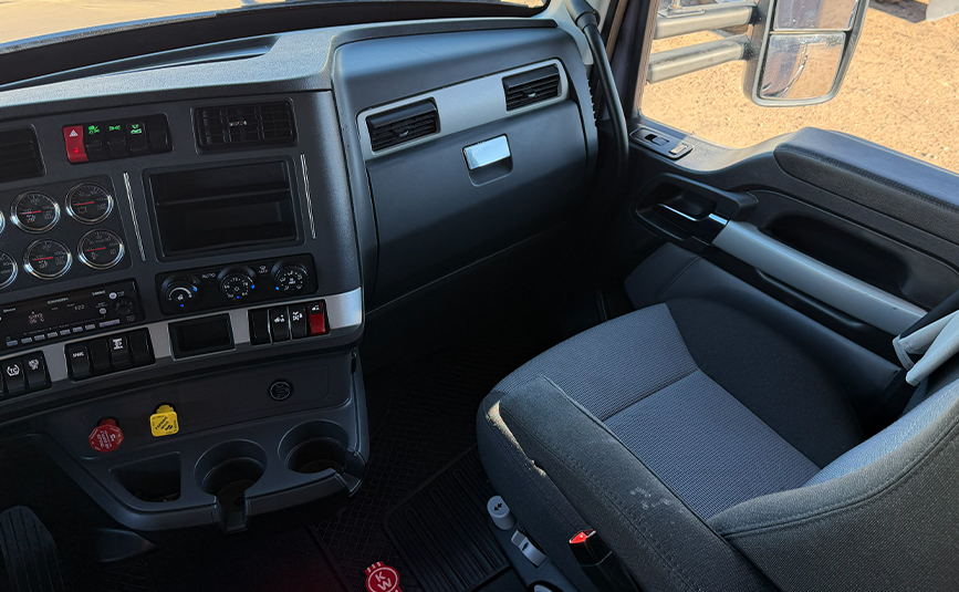 2023 kenworth T680 sleeper cab used truck - 17 - passenger seat