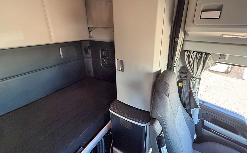 2023 kenworth T680 sleeper cab used truck - 19 - sleeper bunk