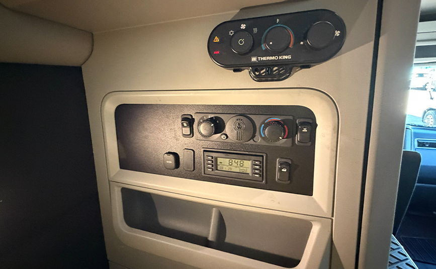 2023 kenworth T680 sleeper cab used truck - 22 - thermo king climate control